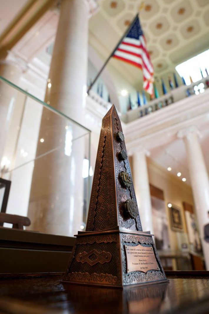 문재인 전 대통령이 기증한 기념패 출처 연합뉴스