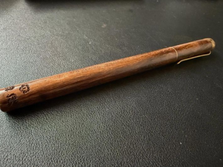 문재인 전 대통령 서명 전용 펜 출처 탁현민 자문관 페이스북