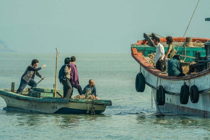 디즈니+ 시리즈 '파인: 촌뜨기들(이하 파인)'은 1977년 바닷속에 가라앉은 보물선을 차지하기 위해 몰려든 이들의 이야기를 다룬다. 배우 류승룡을 비롯해 임수정, 이동휘, 양세종, 김성오, 홍기준, 정윤호 등 화려한 캐스팅으로 공개 전부터 주목받았다. 월트디즈니 컴퍼니 코리아 제공