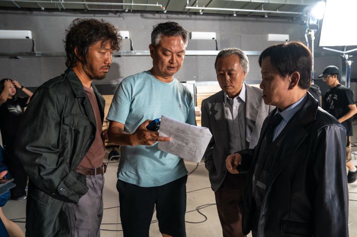 강윤성 감독은 원작을 최대한 훼손하지 않는 방향으로 작업했다. 다만, 극 중 장벌구(정윤호)의 등장과 오희동(양세종)과 선자(김민)의 관계, 양정숙(임수정)의 서사를 추가했다. 월트디즈니 컴퍼니 코리아 제공