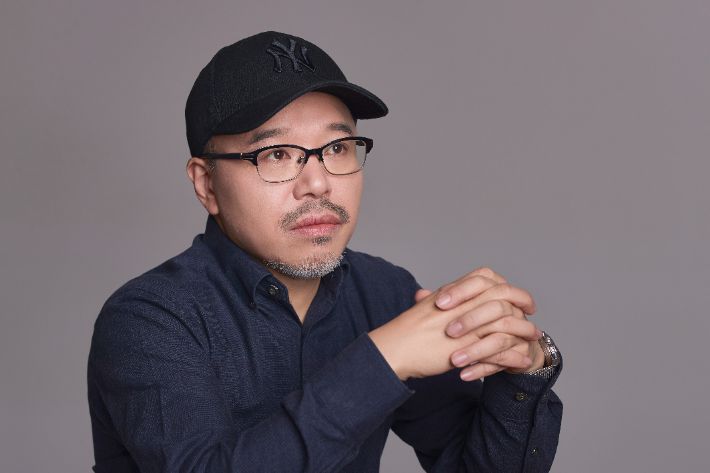 윤태호 작가는 최근 챗GPT에 궁금한 점을 물어보며 질문하는 법을 배우고 있다고 웃었다. 그는 "내가 좋은 답을 얻으려면 질문을 얼마나 성의있게 깔아두느냐에 따라 결과가 달라지는 거 같더라"고 말했다. 월트디즈니 컴퍼니 코리아 제공