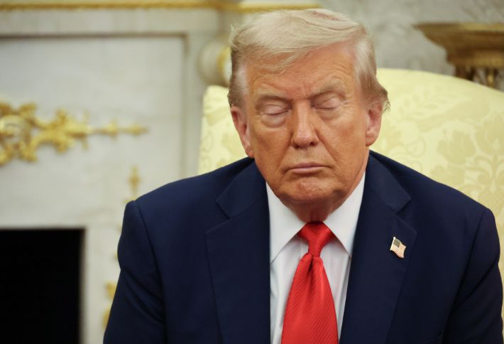 이재명 대통령 발언듣는 트럼프 대통령     (워싱턴=연합뉴스) 한상균 기자 = 도널드 트럼프 미국 대통령이 25일(현지시간) 미국 워싱턴 DC 백악관 오벌오피스에서 열린 한미 정상회담에서 이재명 대통령의 발언을 듣고 있다.  2025.8.26     xyz@yna.co.kr (끝)   <저작권자(c) 연합뉴스, 무단 전재-재배포, AI 학습 및 활용 금지> 연합뉴스