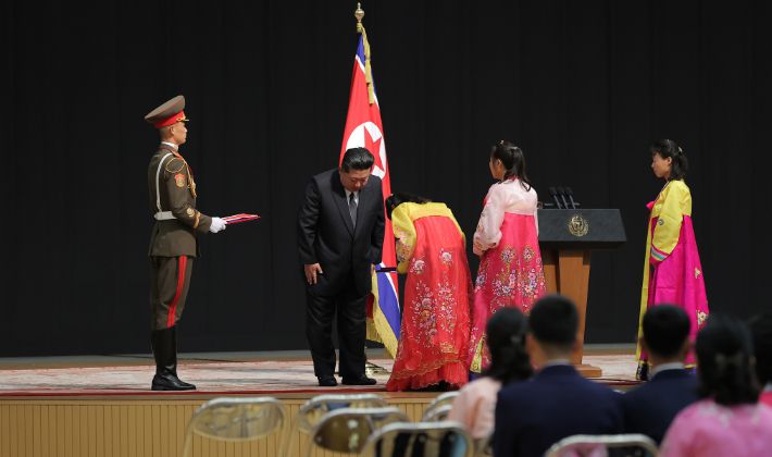 김정은 북한 국무위원장이 지난 29일 평양 목란관에서 해외군사작전에서 특출한 공훈을 세운 참전열사들의 유가족들을 만나 위로하는 모습. 연합뉴스
