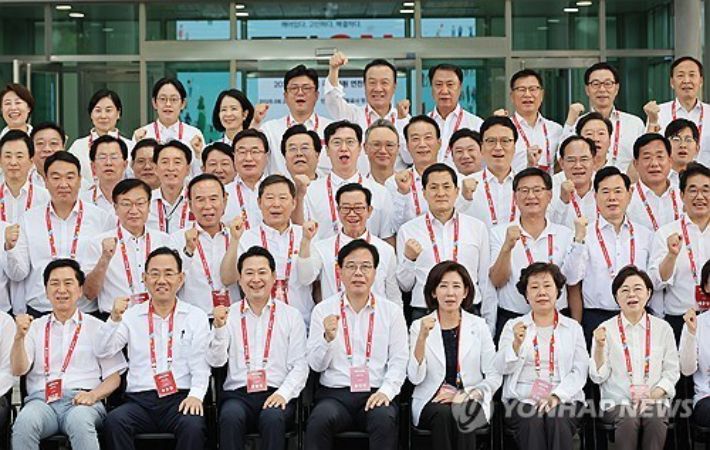 (인천=연합뉴스) 박동주 기자 = 28일 인천국제공항공사 항공교육원에서 열린 2025 국민의힘 국회의원 연찬회에서 장동혁 대표, 송언석 원내대표, 나경원 의원 등 참석자들이 기념촬영을 하고 있다. 2025.8.28     pdj6635@yna.co.kr (끝) 연합뉴스