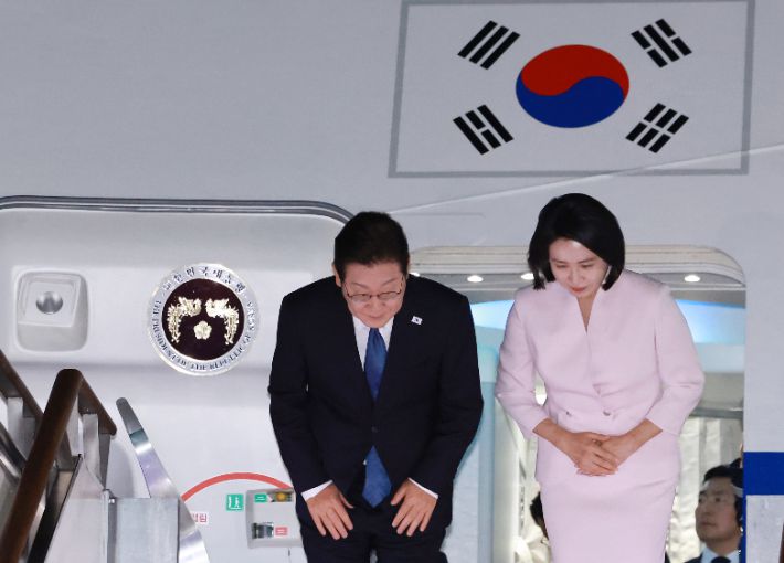 이재명 대통령 부부 순방 귀국 인사     (성남=연합뉴스) 홍해인 기자 = 이재명 대통령과 김혜경 여사가 일본·미국 방문 일정을 마치고 28일 경기도 성남 서울공항에 도착해 공군1호기에서 내리며 인사하고 있다. 2025.8.28     hihong@yna.co.kr (끝)   <저작권자(c) 연합뉴스, 무단 전재-재배포, AI 학습 및 활용 금지> 연합뉴스