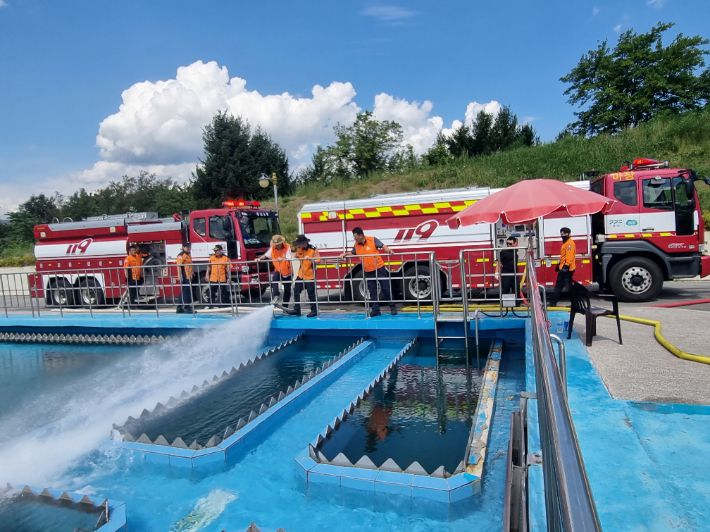 강릉 홍제정수장에 운반급수를 하고 있는 소방관들. 강원소방본부 제공