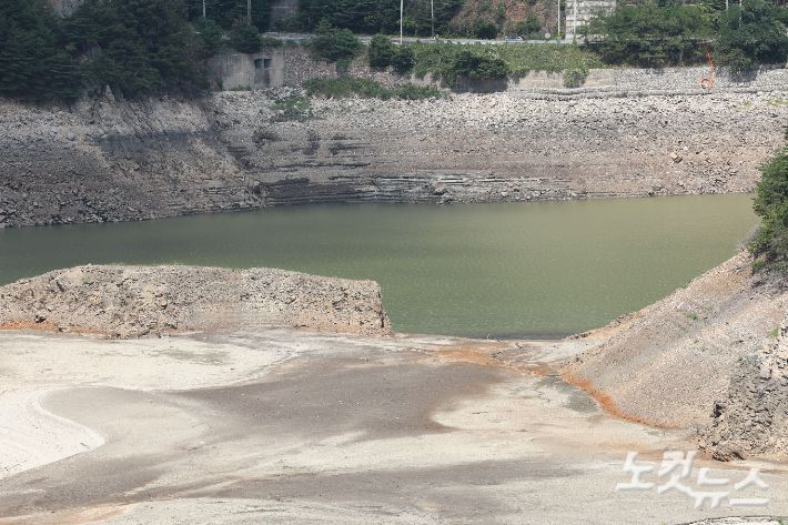 강릉 오봉저수지의 저수율이 15% 아래로 떨어지면서 바닥이 드러나고 있는 모습. 류영주 기자