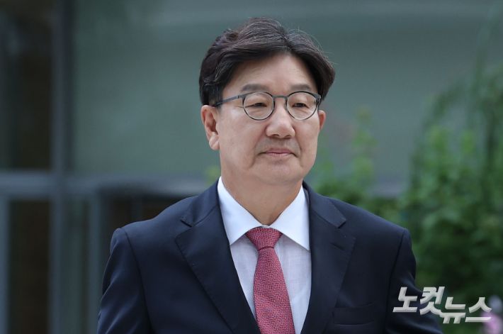 통일교로부터 불법 정치자금을 수수한 의혹을 받는 권성동 국민의힘 의원이 27일 오전 서울 종로구 KT광화문빌딩에 마련된 김건희 특검팀(특별검사 민중기) 사무실에 피의자 신분으로 조사를 받기 위해 출석하고 있다. 류영주 기자