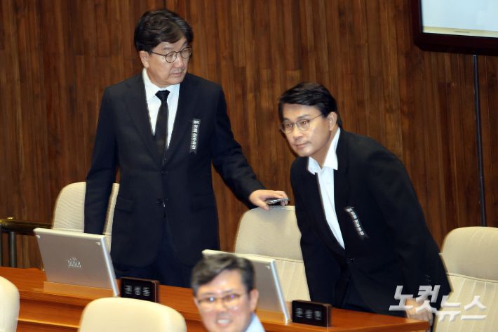 1일 서울 여의도 국회에서 열린 제429회 국회(정기회) 개회식에 국민의힘 권성동 의원과 윤상현 의원이 참석하고 있다. 윤창원 기자
