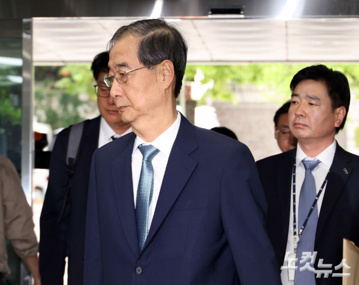 윤석열 전 대통령의 내란 행위 방조 혐의를 받는 한덕수 전 국무총리가 27일 오후 서울 서초구 서울중앙지방법원에서 열린 구속 전 피의자 심문(영장실질심사)에 출석하고 있다. 황진환 기자