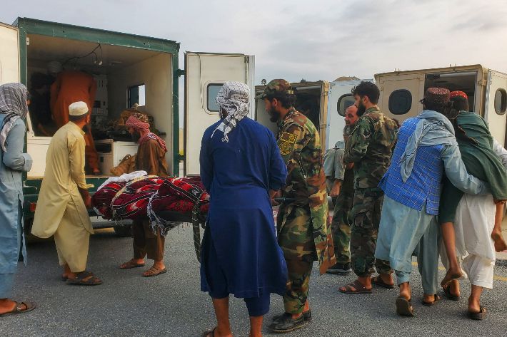 아프간 지진 부상자 이송. 연합뉴스