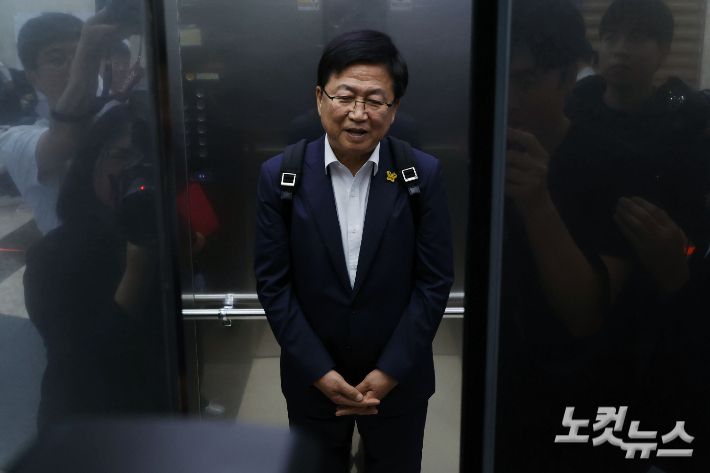 최교진 사회부총리 겸 교육부 장관 후보자가 서울 여의도 한국교육시설안전원에 마련된 인사청문회 준비 사무실로 출근하고 있다. 류영주 기자