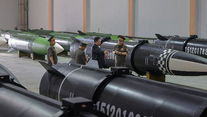 김정은 북한 국무위원장이 지난달 31일 새로 조업한 중요 군수기업소 미사일 종합생산공정을 돌아보면서 종합적인 국가미사일 생산능력 조성실태와 전망에 대해 요해(파악)했다고 조선중앙통신이 1일 보도했다. 연합뉴스