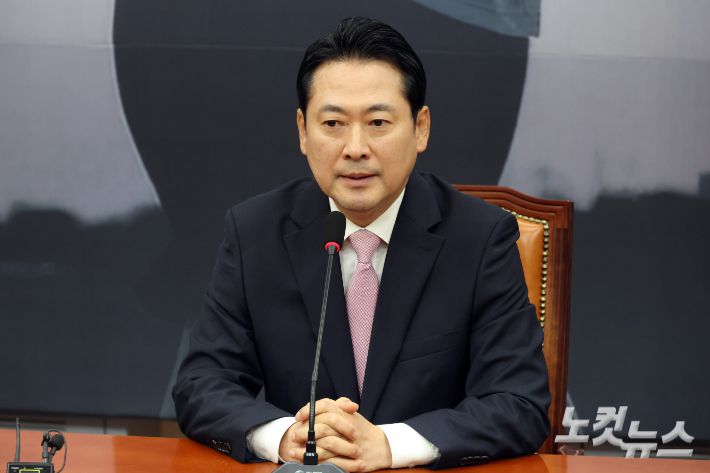 국민의힘 장동혁 대표가 1일 서울 여의도 국회에서 김민석 국무총리와 만나 발언을 하고 있다. 윤창원 기자