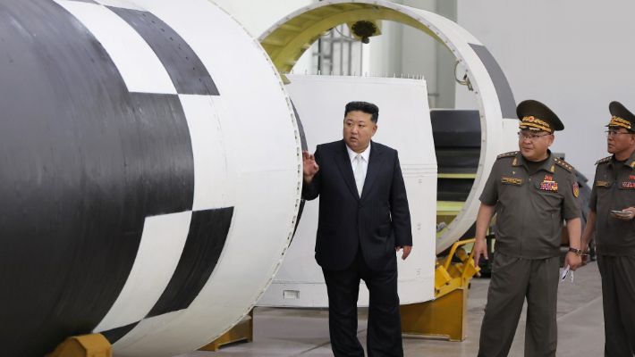 조선중앙통신은 김 위원장이 1일 미사일 총국 산하 화학재료종합연구원 연구소를 방문해 탄소섬유 복합재료 생산 공정과 대출력 미사일 발동기 생산 실태를 파악했다고 2일 보도했다. 연합뉴스