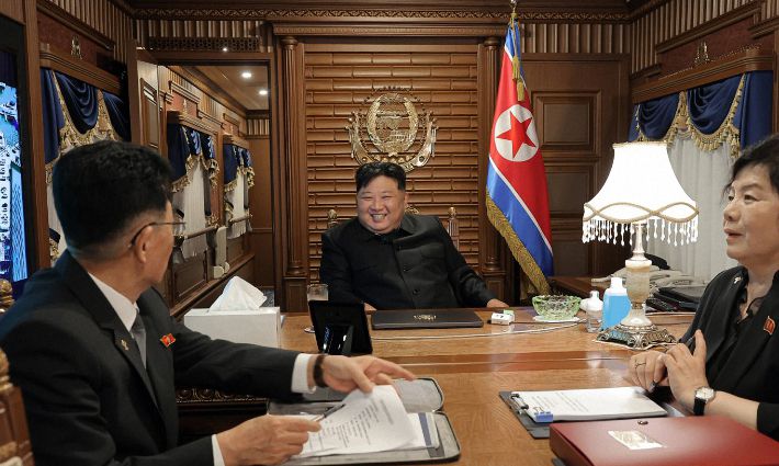 김정은 북한 국무위원장이 중국 전승절 80주년 기념행사에 참석하기 위해 1일 전용열차로 출발하는 모습. 연합뉴스