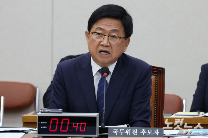 최교진 사회부총리 겸 교육부장관 후보자가 2일 서울 여의도 국회에서 열린 교육위원회 인사청문회 질의에 답변을 하고 있다. 윤창원 기자