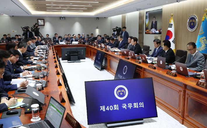 이재명 대통령이 2일 용산 대통령실에서 국무회의를 주재하고 있다. 연합뉴스