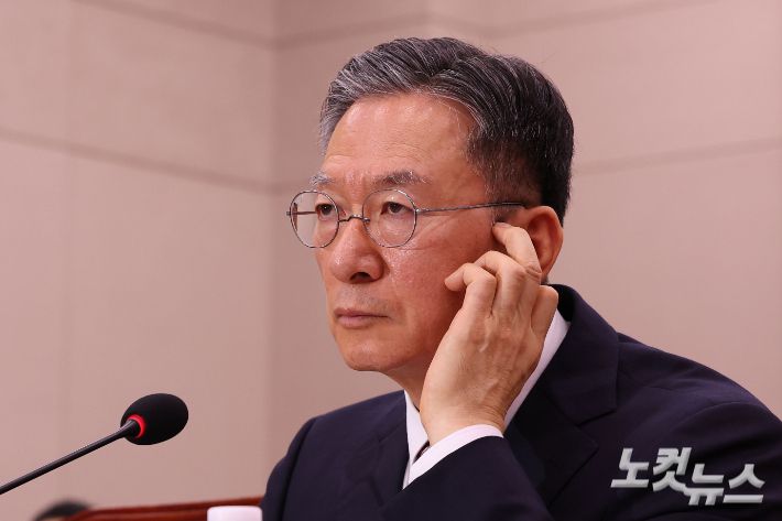 정성호 법무부 장관 후보자가 16일 오전 서울 여의도 국회 법제사법위원회에서 열린 인사청문회에 출석해 의원 질의를 듣고 있다. 류영주 기자