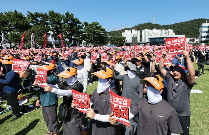 9월 3일 울산 북구 현대자동차 울산공장 본관 앞에서 열린 현대차 노조의 총파업 결의대회에서 조합원들이 구호를 외치고 있다.  연합뉴스