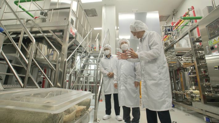 공유주방 초도생산 현장 시찰(생산 과정 설명). 식품진흥원 제공