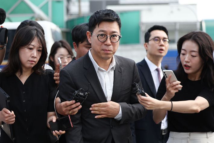 사모펀드 운용사 오아시스에쿼티파트너스 민경민 대표가 22일 김건희 특검 조사를 받기 위해 서울 종로구 KT광화문빌딩 웨스트에 마련된 특검 사무실에 출석하고 있다. 연합뉴스