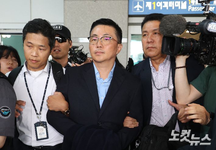'김건희 집사' 김예성 씨가 지난달 12일 인천국제공항에서 민중기 특별검사팀에 체포된 뒤 광화문 사무실로 압송되고 있다. 특검은 김씨를 IMS모빌리티 자금 총 48억원을 횡령한 혐의로 29일 구속기소했다. 영종도=박종민 기자