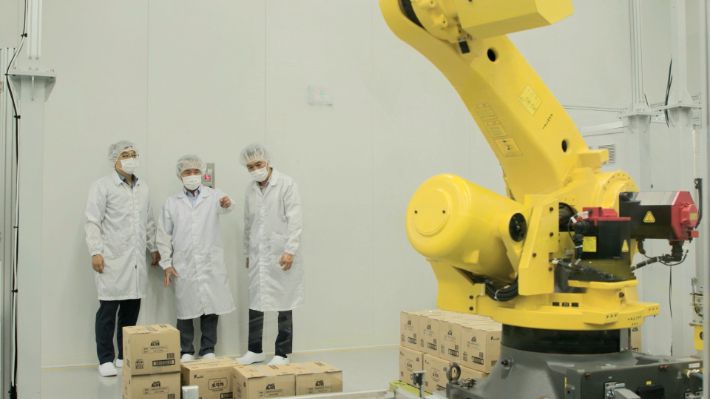 공유주방 초도생산 현장 시찰(로봇팔 자동화 장비). 식품진흥원 제공