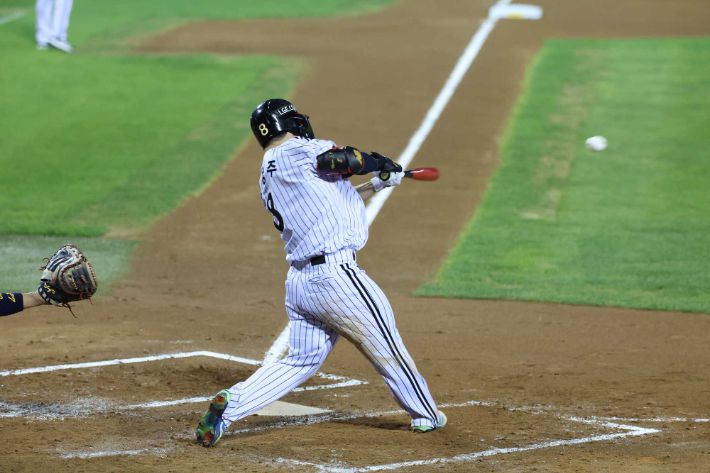 문성주의 타격 모습. LG