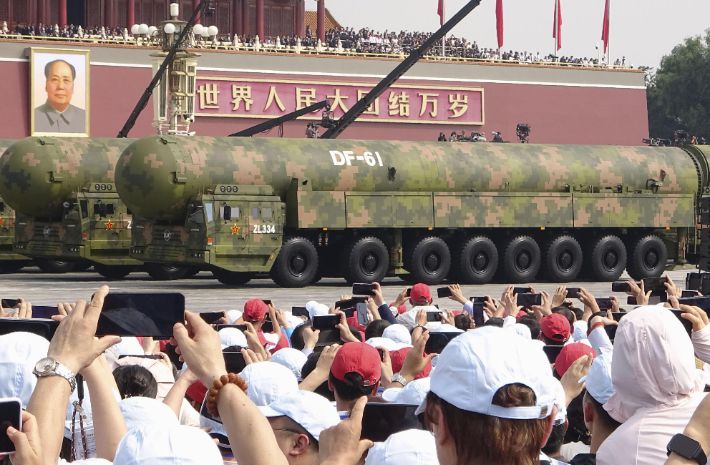3일 중국 베이징 톈안먼광장에서 열린 전승절 80주년 기념 대규모 열병식에 대륙간탄도미사일(ICBM) '둥펑(東風·DF)-61'이 모습을 드러냈다. 연합뉴스