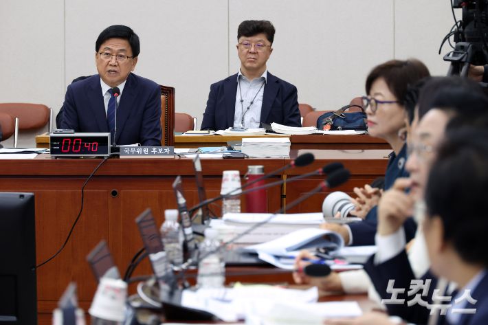 최교진 사회부총리 겸 교육부장관 후보자가 2일 서울 여의도 국회에서 열린 교육위원회 인사청문회 질의에 답변을 하고 있다. 윤창원 기자