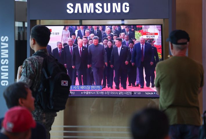 중국 전승절 열병식 뉴스 보는 시민. 연합뉴스