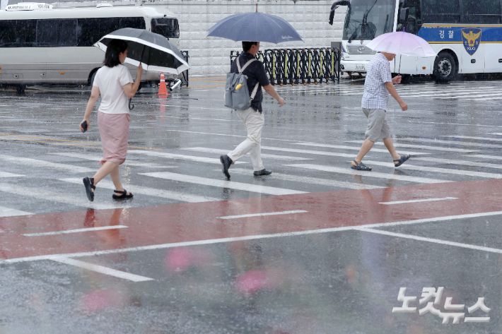 전국이 대체로 흐리고 비가 내린 지난달 6일 서울 종로구 광화문 광장에 우산을 쓴 시민들이 발걸음을 옮기고 있다. 류영주 기자