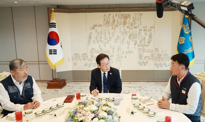 이재명 대통령이 4일 서울 용산 대통령실 청사에서 양대노총 위원장과의 오찬 간담회를 하며 김동명 한국노총 위원장, 양경수 민주노총 위원장의 발언을 경청하고 있다. 연합뉴스