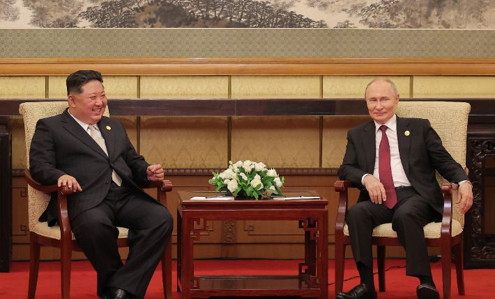 북한의 조선중앙통신은 전승절 80주년 열병식에 참석 하기위해 중국을 방문한 김정은 북한 국무위원장과 블라디미르 푸틴 러시아 대통령이 3일 베이징 댜오위타이 국빈관에서 회담을 가졌다. 연합뉴스