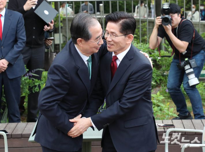 지난 5월 당시 한덕수 무소속 대선 예비후보(왼쪽)와 김문수 국민의힘 대선후보. 황진환 기자