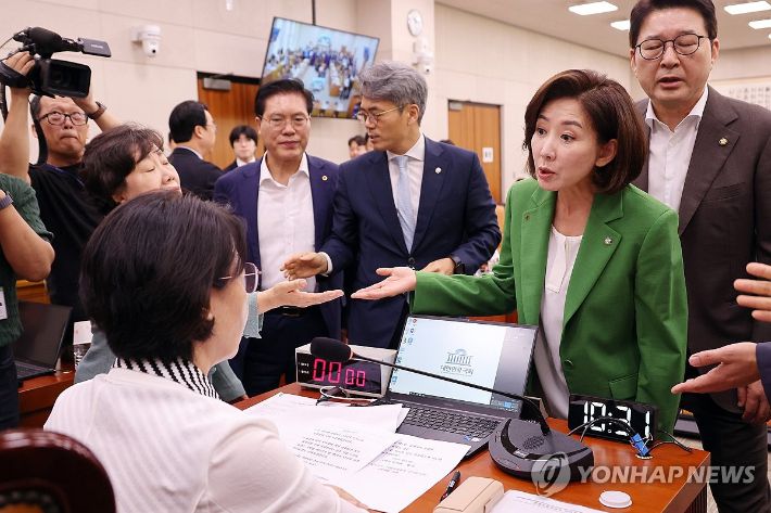 (서울=연합뉴스) 박동주 기자 = 2일 서울 여의도 국회에서 열린 법제사법위원회 전체회의에서 국민의힘 나경원 의원등이 추미애 위원장의 회의 진행 방식에 항의하고 있다. 2025.9.2 pdj6635@yna.co.kr 연합뉴스