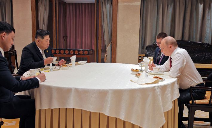 북한의 조선중앙통신은 전승절 80주년 열병식에 참석 하기위해 중국을 방문한 김정은 북한 국무위원장과 블라디미르 푸틴 러시아 대통령이 3일 베이징 댜오위타이 국빈관에서 회담을 가졌다. 연합뉴스