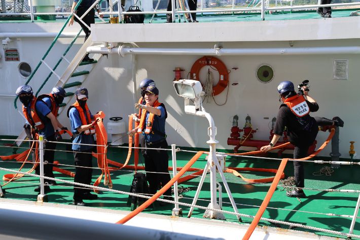 삼봉호에 급수호수를 연결하는 모습. 동해지방해양경찰청 제공
