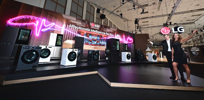 LG전자는 5일(현지시간)부터 독일 베를린에서 열리는 유럽 최대 가전 전시회 'IFA 2025'에 참가한다고 밝혔다. LG전자는 전시관 입구에 AI홈 허브 '씽큐 온'의 지휘 아래 다양한 가전들이 서로 연결되며 고객의 일상을 업그레이드 하는 'LG AI홈'을 형상화한 'LG AI 가전의 오케스트라' 연출 공간을 마련했다. LG전자 제공