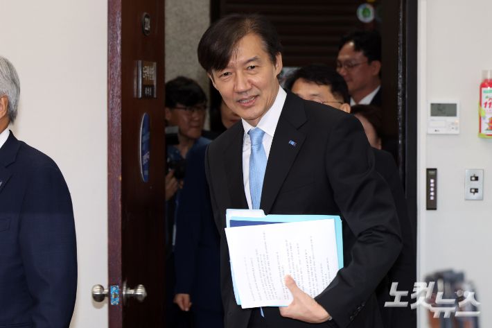 조국혁신당 조국 혁신정책연구원장이 1일 서울 여의도 국회에서 열린 최고위원회의에 참석하고 있다. 윤창원 기자