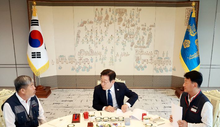 이재명 대통령이 4일 서울 용산 대통령실 청사에서 양대노총 위원장과의 오찬 간담회를 하며 김동명 한국노총 위원장, 양경수 민주노총 위원장의 발언을 경청하고 있다. 연합뉴스