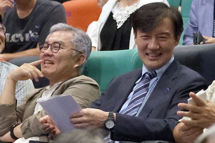 지난달 24일 오후 경남 양산시 물금읍 메가박스 양산증산점에서 영화 '다시 만날, 조국' 관람을 앞두고 객석에 앉아 있는 최강욱 더불어민주당 교육연수원장과 조국혁신당 조국 혁신정책연구위원장. 연합뉴스