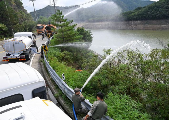 오봉저수지에 원수를 채우고 있는 군장병들. 공군제18전투비행단 제공