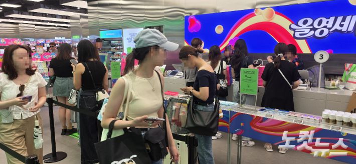 계산대 앞에 줄을 선 외국인 관광객들. 양지훈 인턴기자