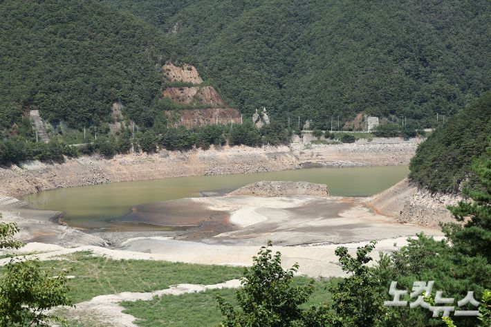 최악의 가뭄으로 바닥이 드러나고 있는 강릉 오봉저수지. 류영주 기자