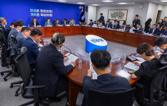 8일 국회에서 열린 더불어민주당 3대 특검 종합 대응특위 전체 회의 참석자들이 전현희 총괄위원장의 발언을 듣고 있다.  연합뉴스