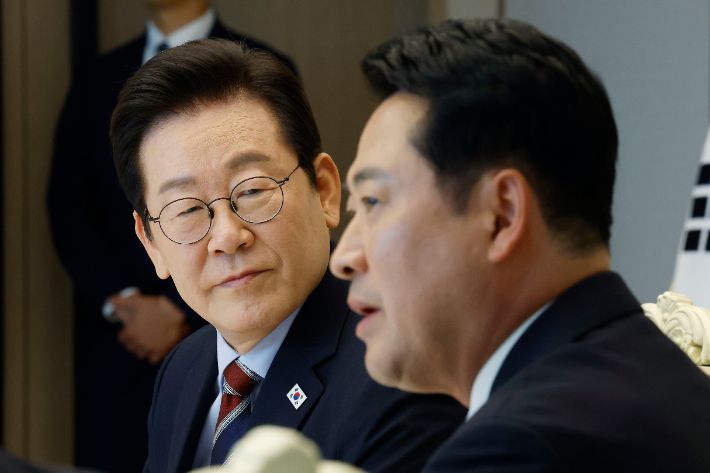 이재명 대통령이 8일 용산 대통령실에서 여야 지도부 오찬 회동에 참석한 국민의힘 장동혁 대표의 발언을 듣고 있다. 연합뉴스