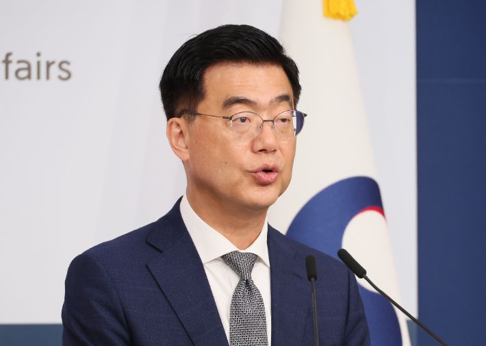 이재웅 외교부 대변인이 9일 서울 종로구 정부서울청사 별관에서 열린 정례브리핑에서 미국 조지아주 현대차그룹-LG에너지솔루션 합작 배터리 공장 건설 현장 한국인 구금 사태와 관련한 질문에 답하고 있다. 연합뉴스