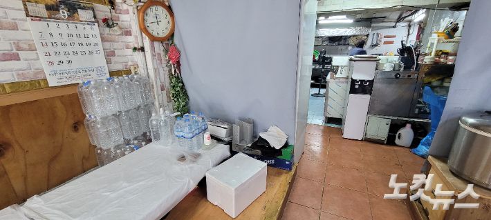 텅 빈 순두부 식당 한편에 지원받은 생수 물병들이 놓여 있다. 박창주 기자